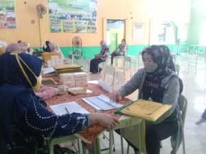 pembagian raport smpit nuurusshidiiq