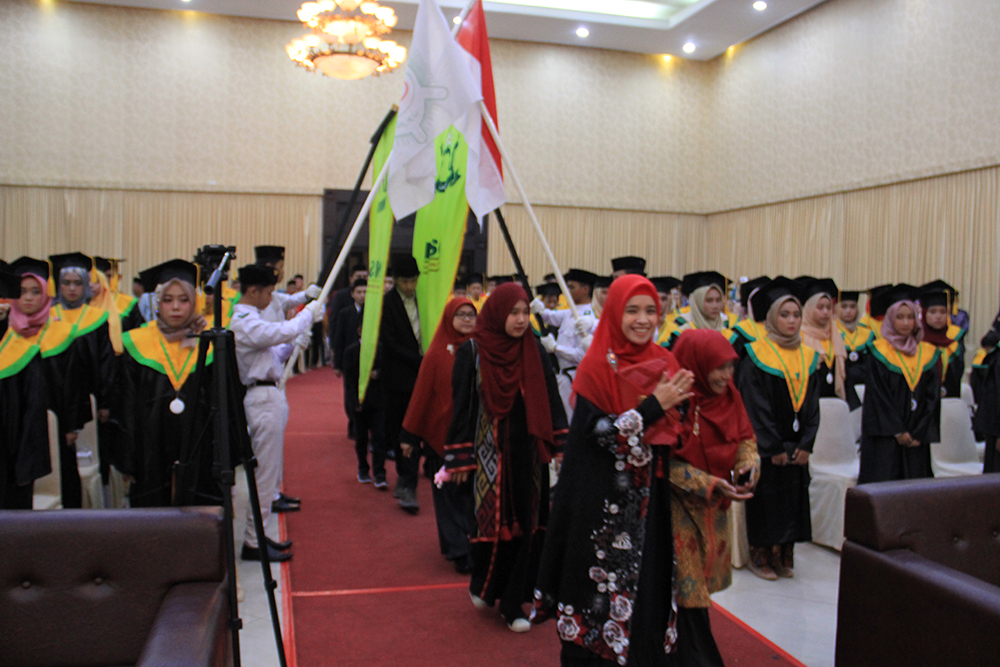 wisuda sekolah islam ponpes nuurusshidiiq